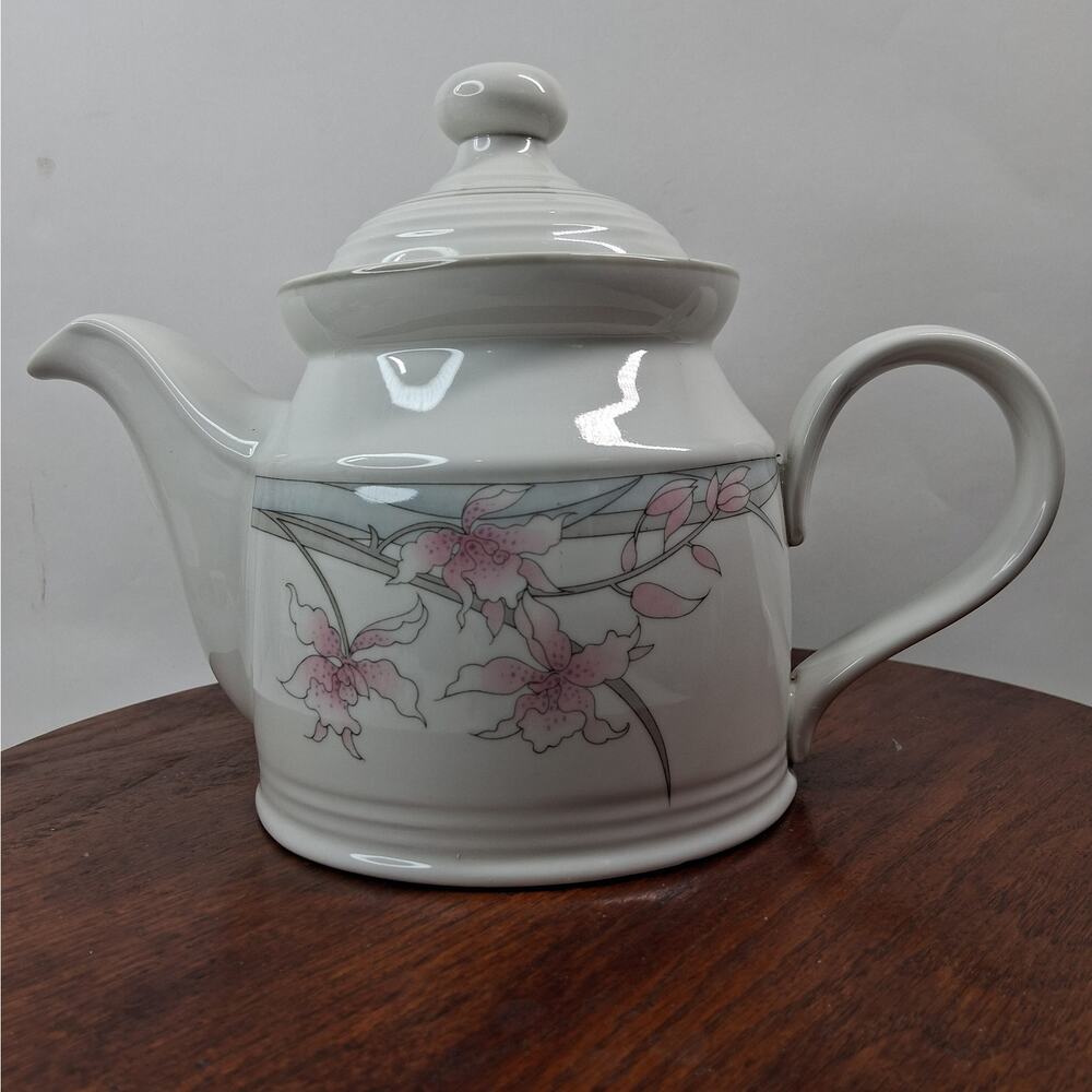 Royal Doulton Mayfair Lambethware Fresh Flowers LS1052 Teapot with Lid 1983‎